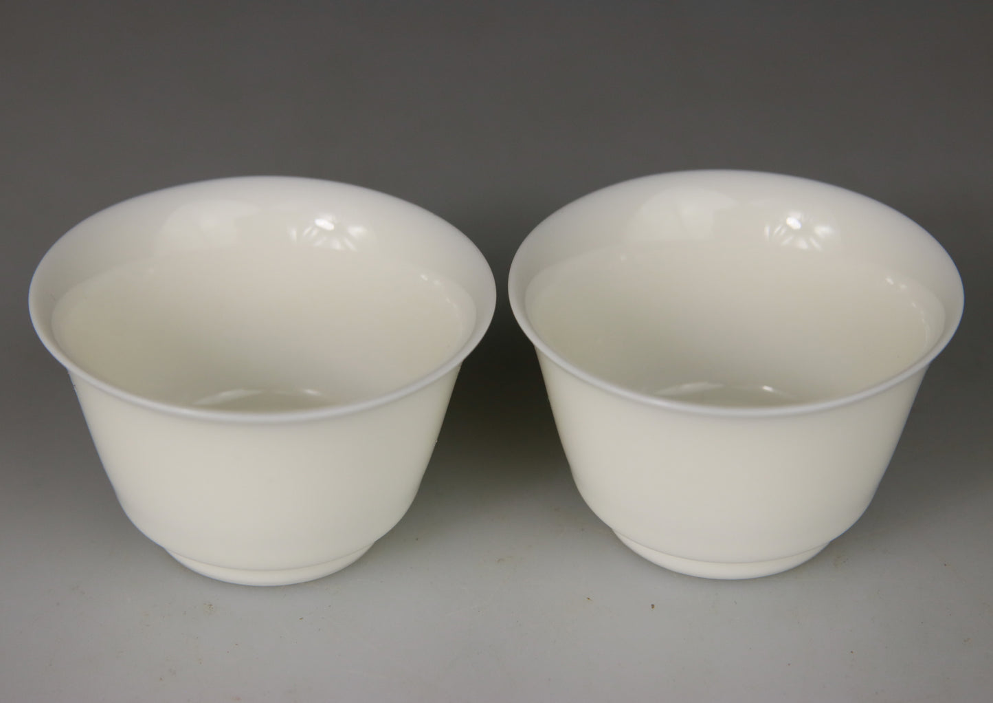 Paire de coupes en porcelaine de Dehua