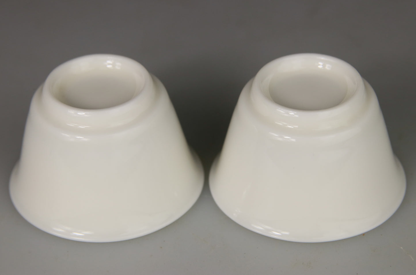 Paire de coupes en porcelaine de Dehua